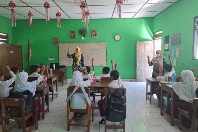 Pembagian Obat Cacing di Sekolah