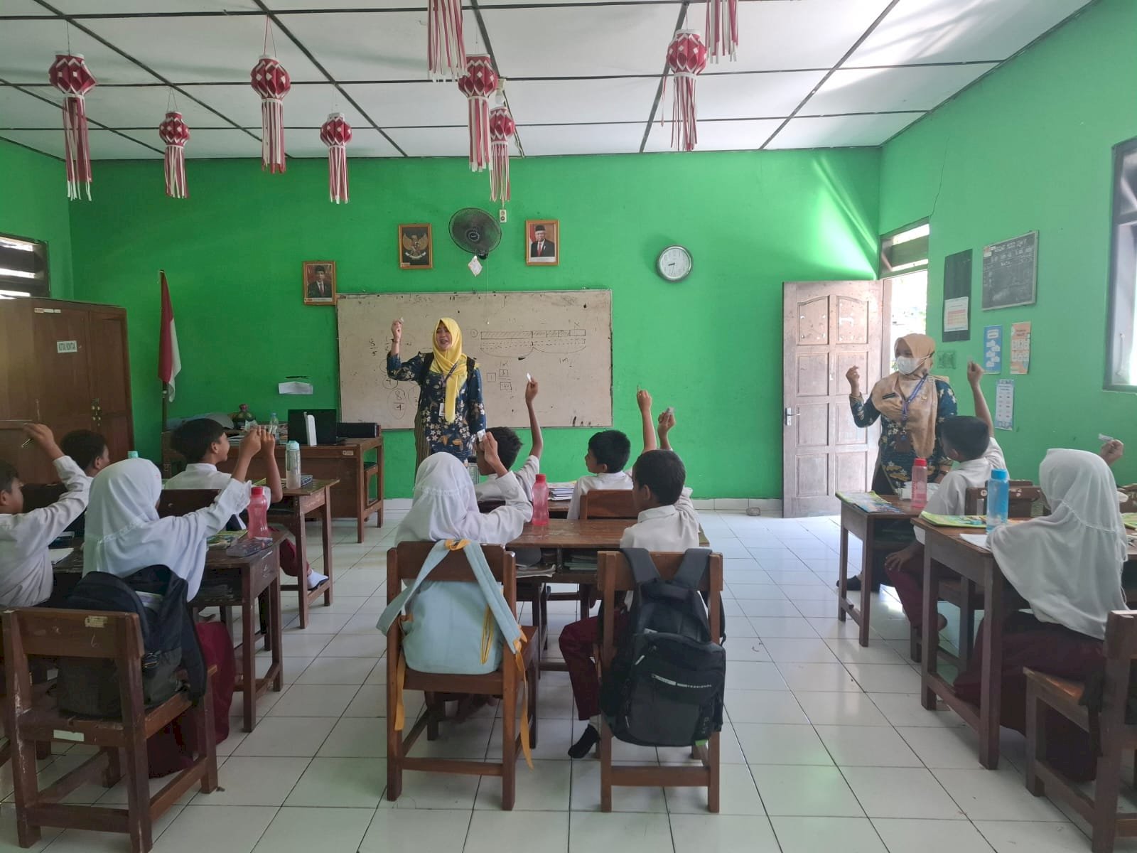 Pembagian Obat Cacing di Sekolah