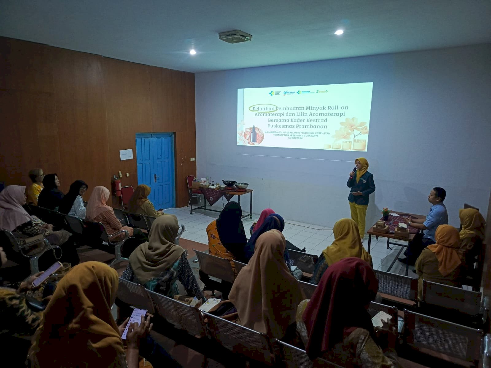 Pelatihan Pembuatan Minyak Roll On dan Lilin Aroma Terapi